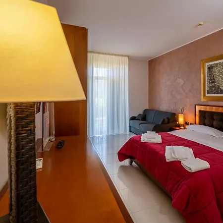 Floyd Charming Пакино