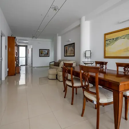 Floyd Charming Пакино